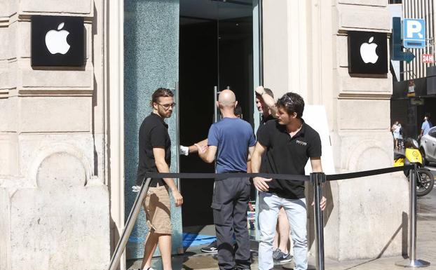 Puerta rota de la tienda de Apple en Valencia.