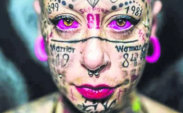 Lidia Reyes se tatuó en Suiza (en España es ilegal) los globos oculares. En esta imagen muestra su rostro antes de empezar a eliminar algunos de sus tatuajes faciales 