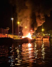 Imagen secundaria 2 - Los bomberos evitan una catástrofe al apagar un incendio en un coche en las inmediaciones del puerto de Xàbia