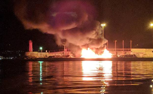 Los bomberos evitan una catástrofe al apagar un incendio en un coche en las inmediaciones del puerto de Xàbia