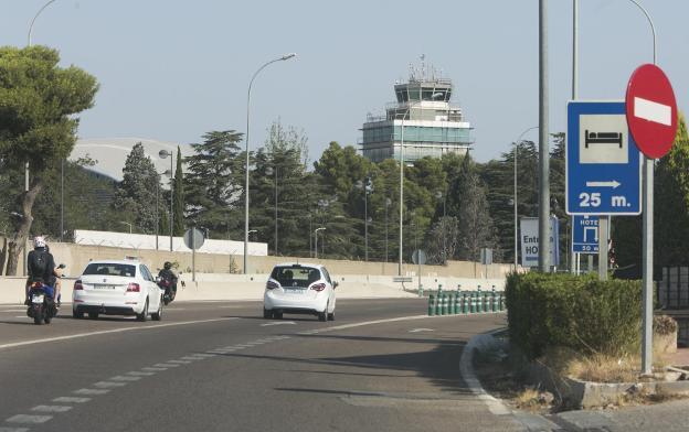 Un vehículo circula por la V-11 junto al aeropuerto, ayer por la mañana. 