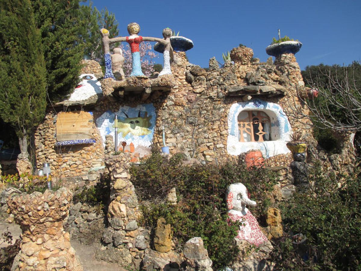 En la localidad Cervera del Maestre, en la Casa del Drac, los artistas alemanes han construido un espacio que une las obras de los artistas de la comarca en una misma exposición.