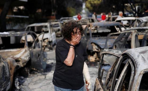 Aumentan a 74 los muertos en los incendios que rodean Atenas