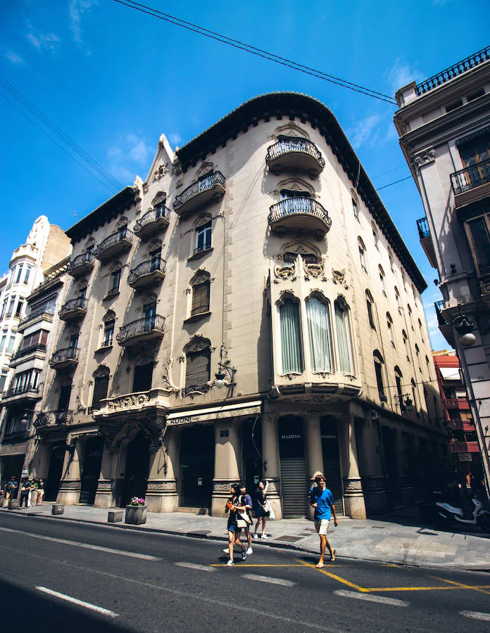 El edificio Gómez I es la primera obra residencial de Francisco Mora y una de las primeras modernistas de la ciudad. Es el edificio más depurado de Valencia en la línea del Art-Nouveau francés.