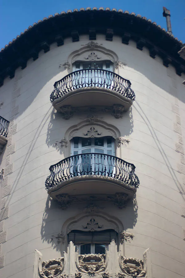 El edificio Gómez I consta de cinco plantas, diferenciando la principal con balcón de obra sobre el zaguán y mirador de grandes lunas en el chaflán. 