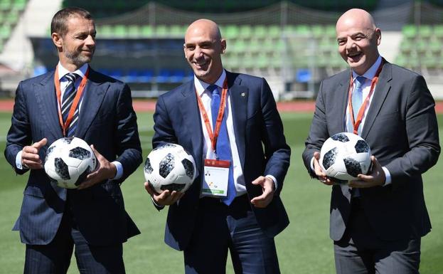 Ceferin, Rubiales e Infantino, en la Ciudad del Fútbol.