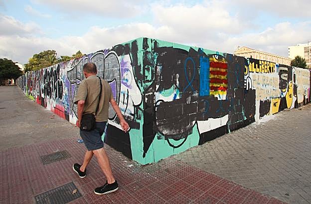 Uno de los autores pinta el mural el pasado domingo por la mañana. 