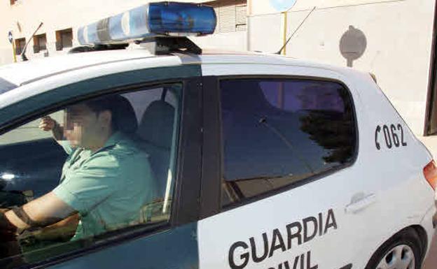 Un agente de la Guardia Civil