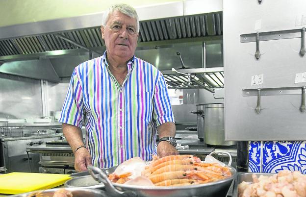 Entre fogones. Pepe Balaguer, en la cocina del histórico restaurante valenciano ubicado frente a la playa del Canyamelar. 