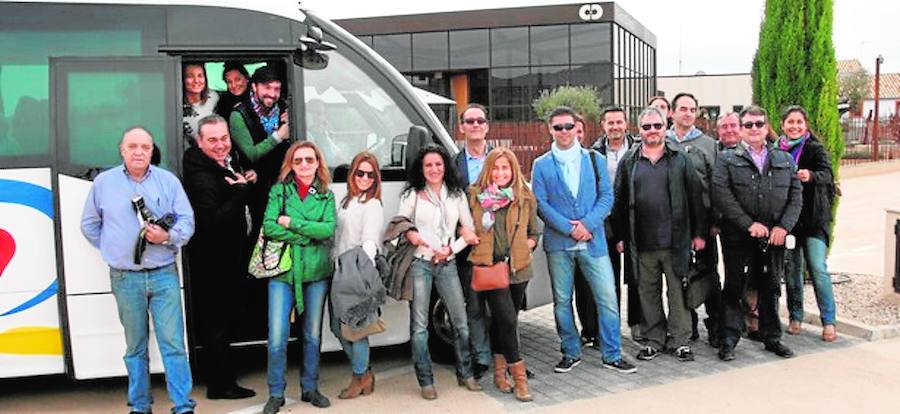 Algunos de los visitantes que disfrutaron del bus del vino