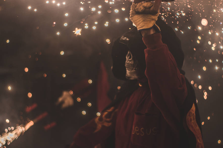 Las bestias y «els dimonis» han llenado este viernes el centro de la ciudad de sonido, chispas y fuego. La Feria de Julio de Valencia ha cerrado los actos pirotécnicos con este espectáculo que ha pasado por la calle de las Barcas, la plaza del Ayuntamiento y la avenida del Marqués de Sotelo hasta la Estación del Norte.