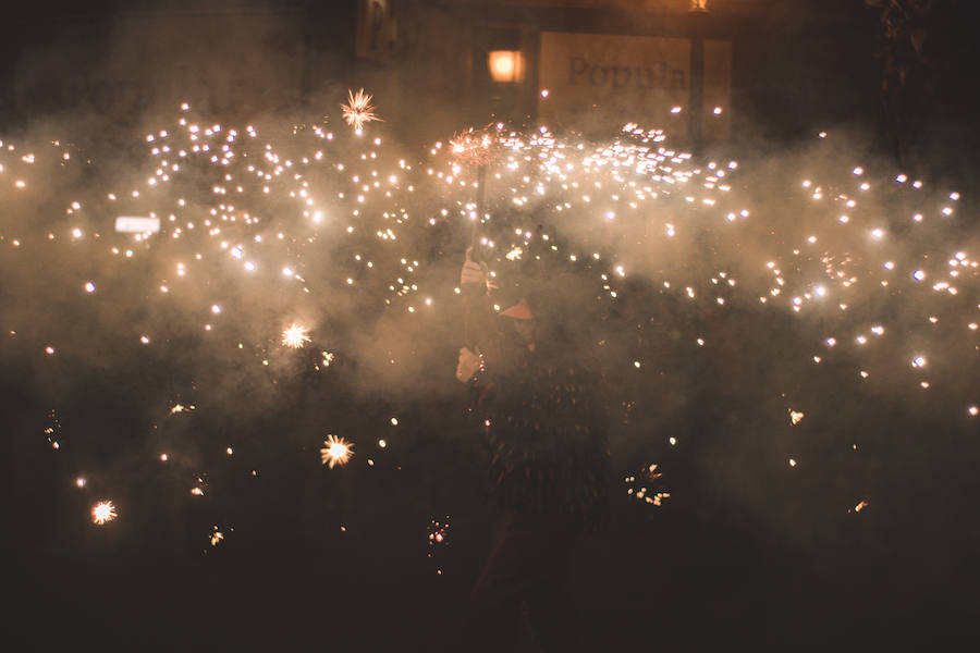 Las bestias y «els dimonis» han llenado este viernes el centro de la ciudad de sonido, chispas y fuego. La Feria de Julio de Valencia ha cerrado los actos pirotécnicos con este espectáculo que ha pasado por la calle de las Barcas, la plaza del Ayuntamiento y la avenida del Marqués de Sotelo hasta la Estación del Norte.