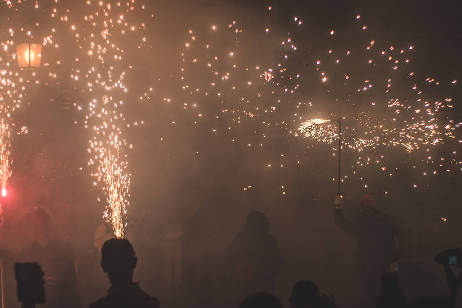 Las bestias y «els dimonis» han llenado este viernes el centro de la ciudad de sonido, chispas y fuego. La Feria de Julio de Valencia ha cerrado los actos pirotécnicos con este espectáculo que ha pasado por la calle de las Barcas, la plaza del Ayuntamiento y la avenida del Marqués de Sotelo hasta la Estación del Norte.
