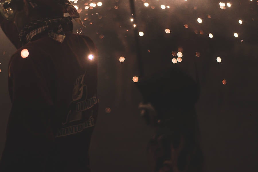 Las bestias y «els dimonis» han llenado este viernes el centro de la ciudad de sonido, chispas y fuego. La Feria de Julio de Valencia ha cerrado los actos pirotécnicos con este espectáculo que ha pasado por la calle de las Barcas, la plaza del Ayuntamiento y la avenida del Marqués de Sotelo hasta la Estación del Norte.