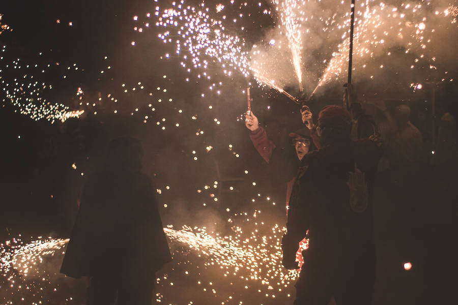 Las bestias y «els dimonis» han llenado este viernes el centro de la ciudad de sonido, chispas y fuego. La Feria de Julio de Valencia ha cerrado los actos pirotécnicos con este espectáculo que ha pasado por la calle de las Barcas, la plaza del Ayuntamiento y la avenida del Marqués de Sotelo hasta la Estación del Norte.