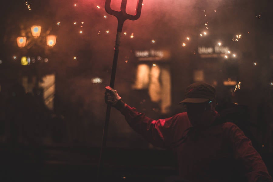 Las bestias y «els dimonis» han llenado este viernes el centro de la ciudad de sonido, chispas y fuego. La Feria de Julio de Valencia ha cerrado los actos pirotécnicos con este espectáculo que ha pasado por la calle de las Barcas, la plaza del Ayuntamiento y la avenida del Marqués de Sotelo hasta la Estación del Norte.
