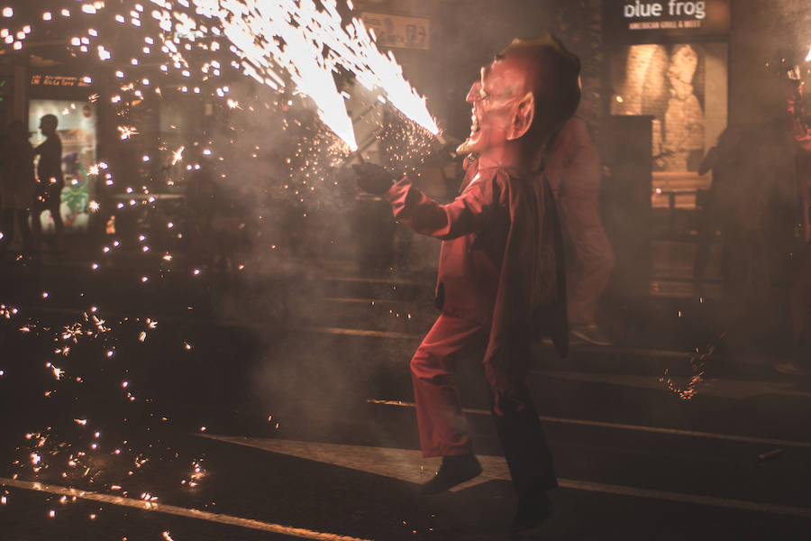 Las bestias y «els dimonis» han llenado este viernes el centro de la ciudad de sonido, chispas y fuego. La Feria de Julio de Valencia ha cerrado los actos pirotécnicos con este espectáculo que ha pasado por la calle de las Barcas, la plaza del Ayuntamiento y la avenida del Marqués de Sotelo hasta la Estación del Norte.