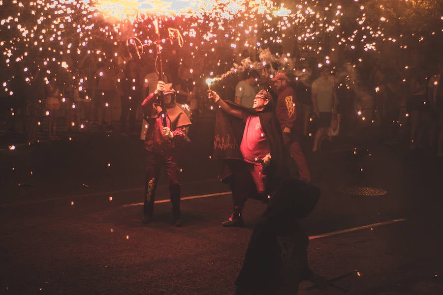 Las bestias y «els dimonis» han llenado este viernes el centro de la ciudad de sonido, chispas y fuego. La Feria de Julio de Valencia ha cerrado los actos pirotécnicos con este espectáculo que ha pasado por la calle de las Barcas, la plaza del Ayuntamiento y la avenida del Marqués de Sotelo hasta la Estación del Norte.