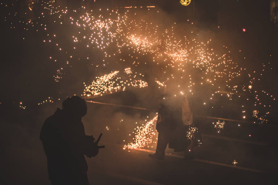 Las bestias y «els dimonis» han llenado este viernes el centro de la ciudad de sonido, chispas y fuego. La Feria de Julio de Valencia ha cerrado los actos pirotécnicos con este espectáculo que ha pasado por la calle de las Barcas, la plaza del Ayuntamiento y la avenida del Marqués de Sotelo hasta la Estación del Norte.