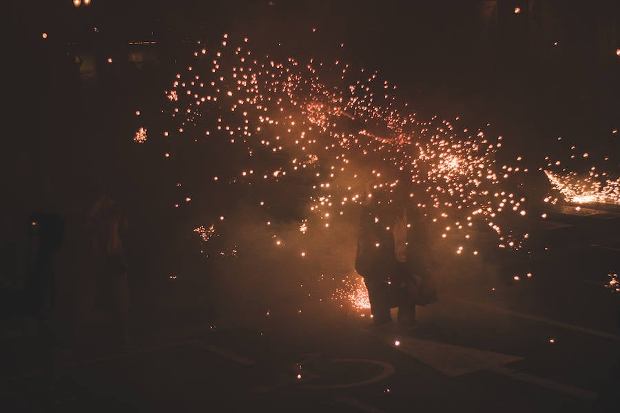 Las bestias y «els dimonis» han llenado este viernes el centro de la ciudad de sonido, chispas y fuego. La Feria de Julio de Valencia ha cerrado los actos pirotécnicos con este espectáculo que ha pasado por la calle de las Barcas, la plaza del Ayuntamiento y la avenida del Marqués de Sotelo hasta la Estación del Norte.