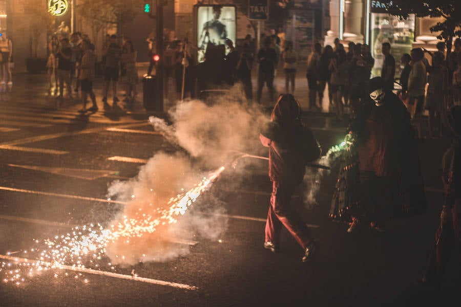 Las bestias y «els dimonis» han llenado este viernes el centro de la ciudad de sonido, chispas y fuego. La Feria de Julio de Valencia ha cerrado los actos pirotécnicos con este espectáculo que ha pasado por la calle de las Barcas, la plaza del Ayuntamiento y la avenida del Marqués de Sotelo hasta la Estación del Norte.