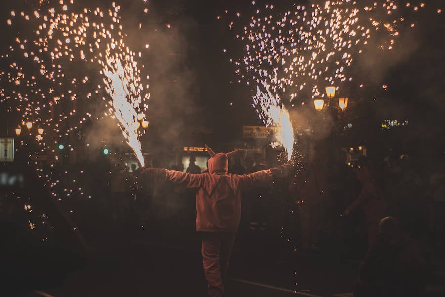 Las bestias y «els dimonis» han llenado este viernes el centro de la ciudad de sonido, chispas y fuego. La Feria de Julio de Valencia ha cerrado los actos pirotécnicos con este espectáculo que ha pasado por la calle de las Barcas, la plaza del Ayuntamiento y la avenida del Marqués de Sotelo hasta la Estación del Norte.