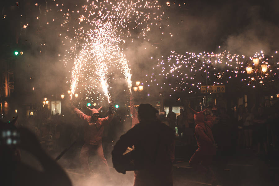 Las bestias y «els dimonis» han llenado este viernes el centro de la ciudad de sonido, chispas y fuego. La Feria de Julio de Valencia ha cerrado los actos pirotécnicos con este espectáculo que ha pasado por la calle de las Barcas, la plaza del Ayuntamiento y la avenida del Marqués de Sotelo hasta la Estación del Norte.