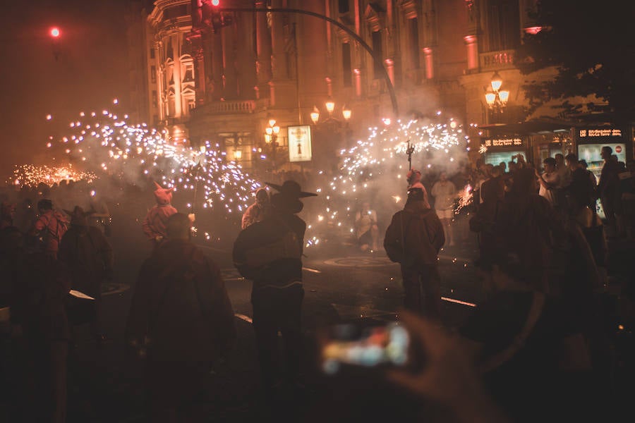 Las bestias y «els dimonis» han llenado este viernes el centro de la ciudad de sonido, chispas y fuego. La Feria de Julio de Valencia ha cerrado los actos pirotécnicos con este espectáculo que ha pasado por la calle de las Barcas, la plaza del Ayuntamiento y la avenida del Marqués de Sotelo hasta la Estación del Norte.