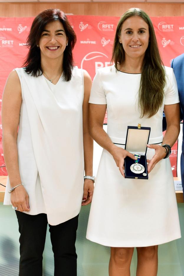 Medina, junto a María José Rienda, con la medalla de plata. 