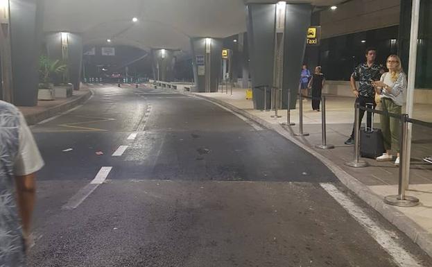 Parada de taxis del aeropuerto de Manises esta madrugada. 