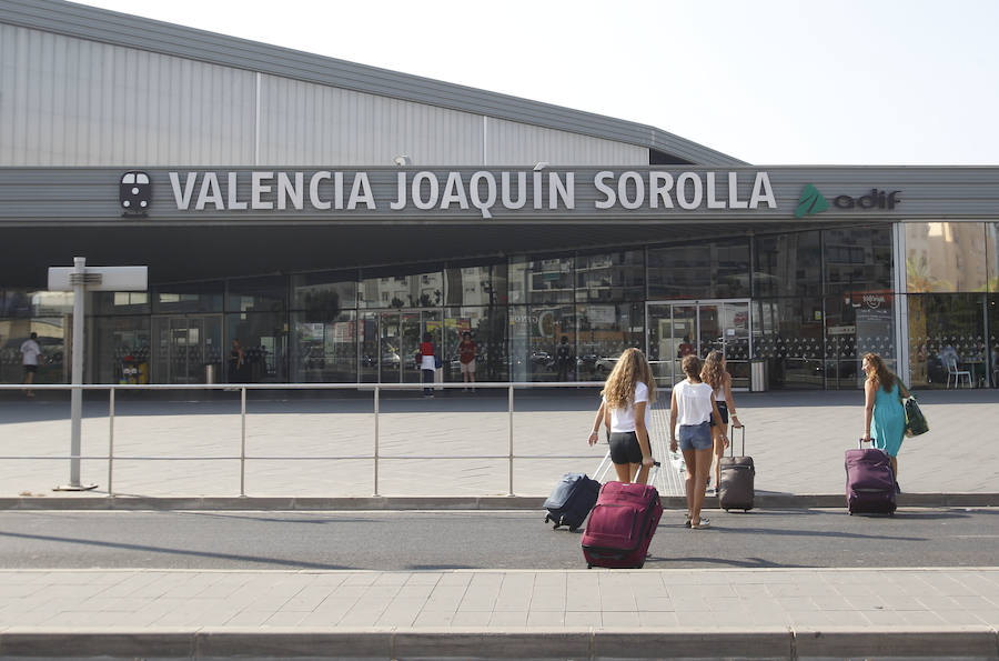 El taxi valenciano, a la huelga. El sector en Valencia y Alicante acordó el sábado parar de manera indefinida en solidaridad con los trabajadores del taxi de Madrid y de Barcelona, que también irán a la huelga contra una sentencia del Tribunal Superior de Justicia de Cataluña que obliga a la Generalitat a dar más licencias a servicios como Uber y Cabify.