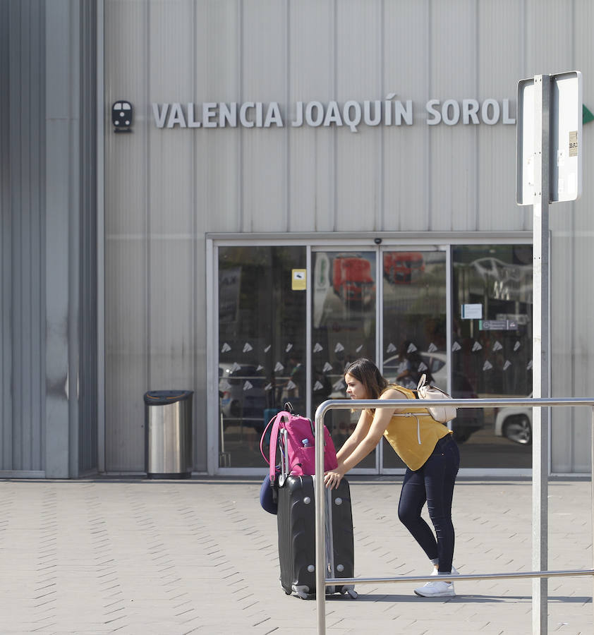 El taxi valenciano, a la huelga. El sector en Valencia y Alicante acordó el sábado parar de manera indefinida en solidaridad con los trabajadores del taxi de Madrid y de Barcelona, que también irán a la huelga contra una sentencia del Tribunal Superior de Justicia de Cataluña que obliga a la Generalitat a dar más licencias a servicios como Uber y Cabify.