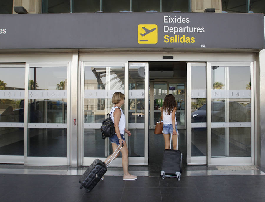 El taxi valenciano, a la huelga. El sector en Valencia y Alicante acordó el sábado parar de manera indefinida en solidaridad con los trabajadores del taxi de Madrid y de Barcelona, que también irán a la huelga contra una sentencia del Tribunal Superior de Justicia de Cataluña que obliga a la Generalitat a dar más licencias a servicios como Uber y Cabify.