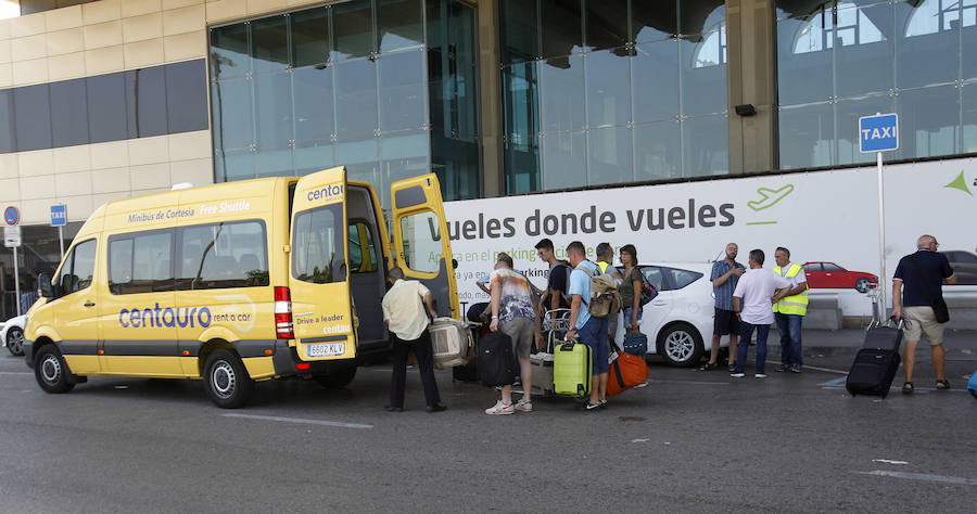 El taxi valenciano, a la huelga. El sector en Valencia y Alicante acordó el sábado parar de manera indefinida en solidaridad con los trabajadores del taxi de Madrid y de Barcelona, que también irán a la huelga contra una sentencia del Tribunal Superior de Justicia de Cataluña que obliga a la Generalitat a dar más licencias a servicios como Uber y Cabify.