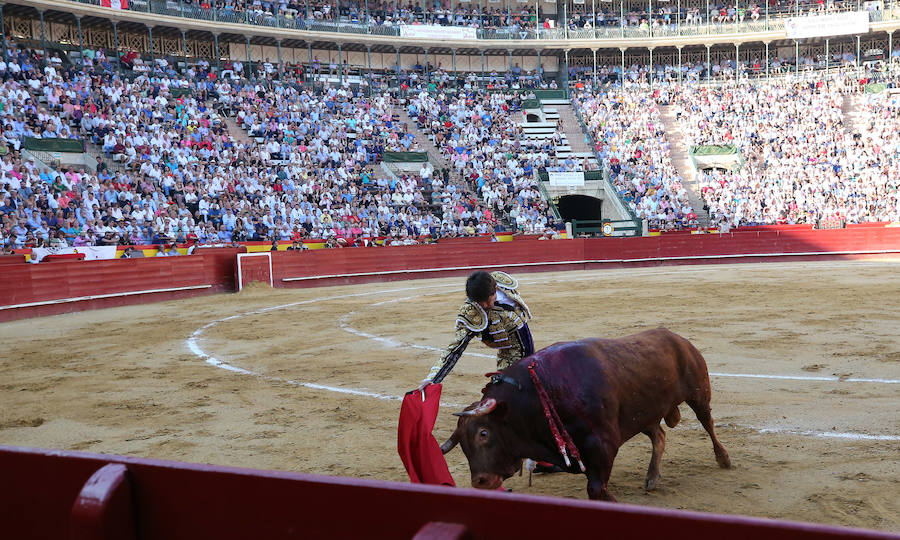 Roca Rey corta dos orejas y sale por la puerta grande de Valencia; El cartel lo completaban Josemari Manzanares y Sebastián Castella con astados de Núñez del Cuvillo