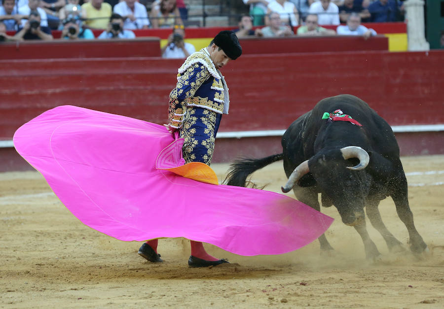 Roca Rey corta dos orejas y sale por la puerta grande de Valencia; El cartel lo completaban Josemari Manzanares y Sebastián Castella con astados de Núñez del Cuvillo