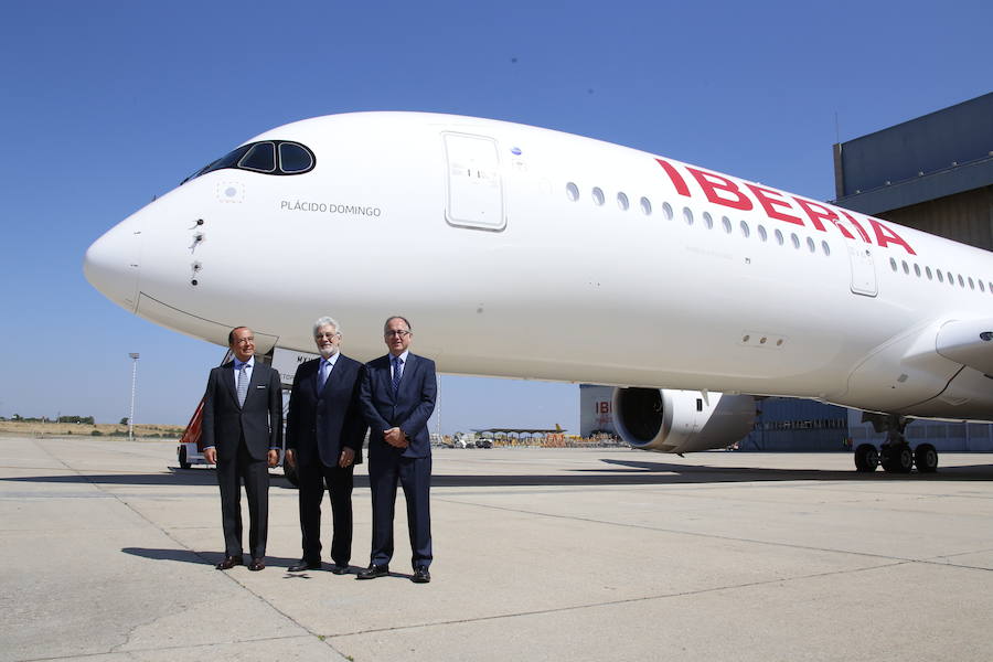 Iberia ha bautizado con el nombre 'Plácido Domingo' a su primer A350, un acto que ha contado con la presencia del tenor español que ha manifestado «una gran emoción» por este reconocimiento, que ha calificado de «privilegio».