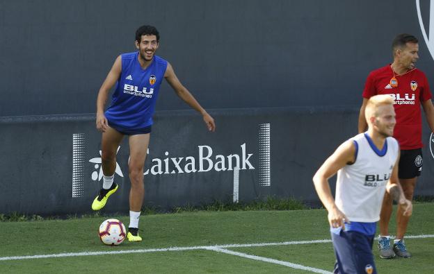 Parejo, sonriente, durante un entrenamiento. 