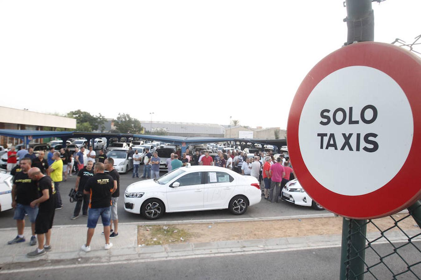 Fotos: La huelga de los taxistas en Valencia