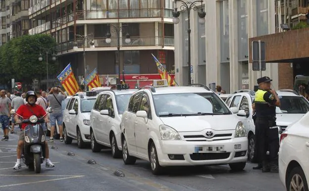 Huelga de taxis en la calle Colón.