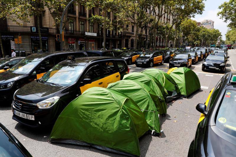 Las tiendas de campañas acompañaron a los taxistas en sus protestas en Barcelona.