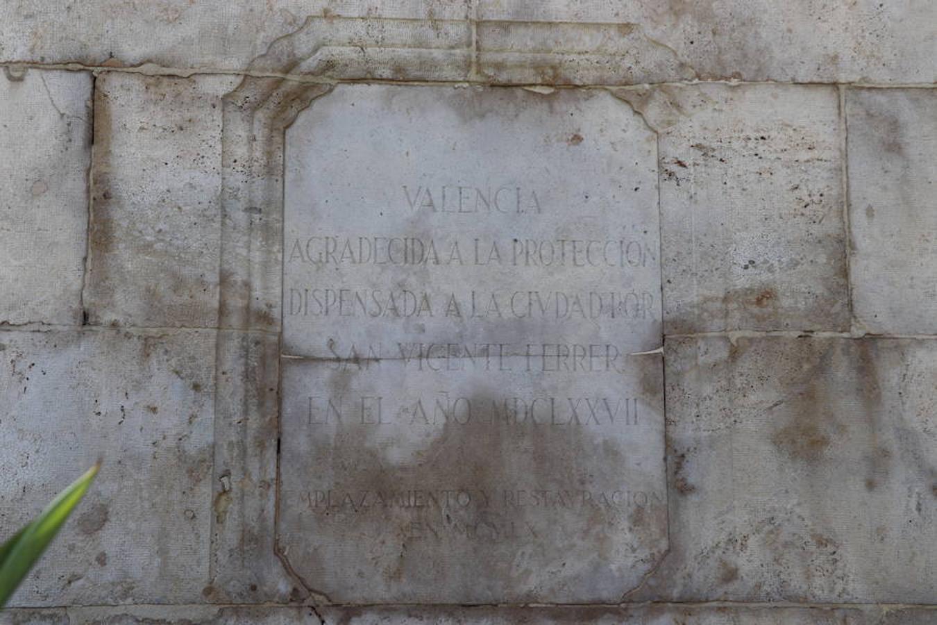 En 1960 se colocó esta pieza en la misma plaza de Tetuán, en cuyo pedestal se lee la siguiente inscripción: “Valencia agradecida a la protección dispensada a la ciudad por San Vicente Ferrer en el año 1677 [amenazada por una grave epidemia]. Emplazamiento y restauración en 1960”.