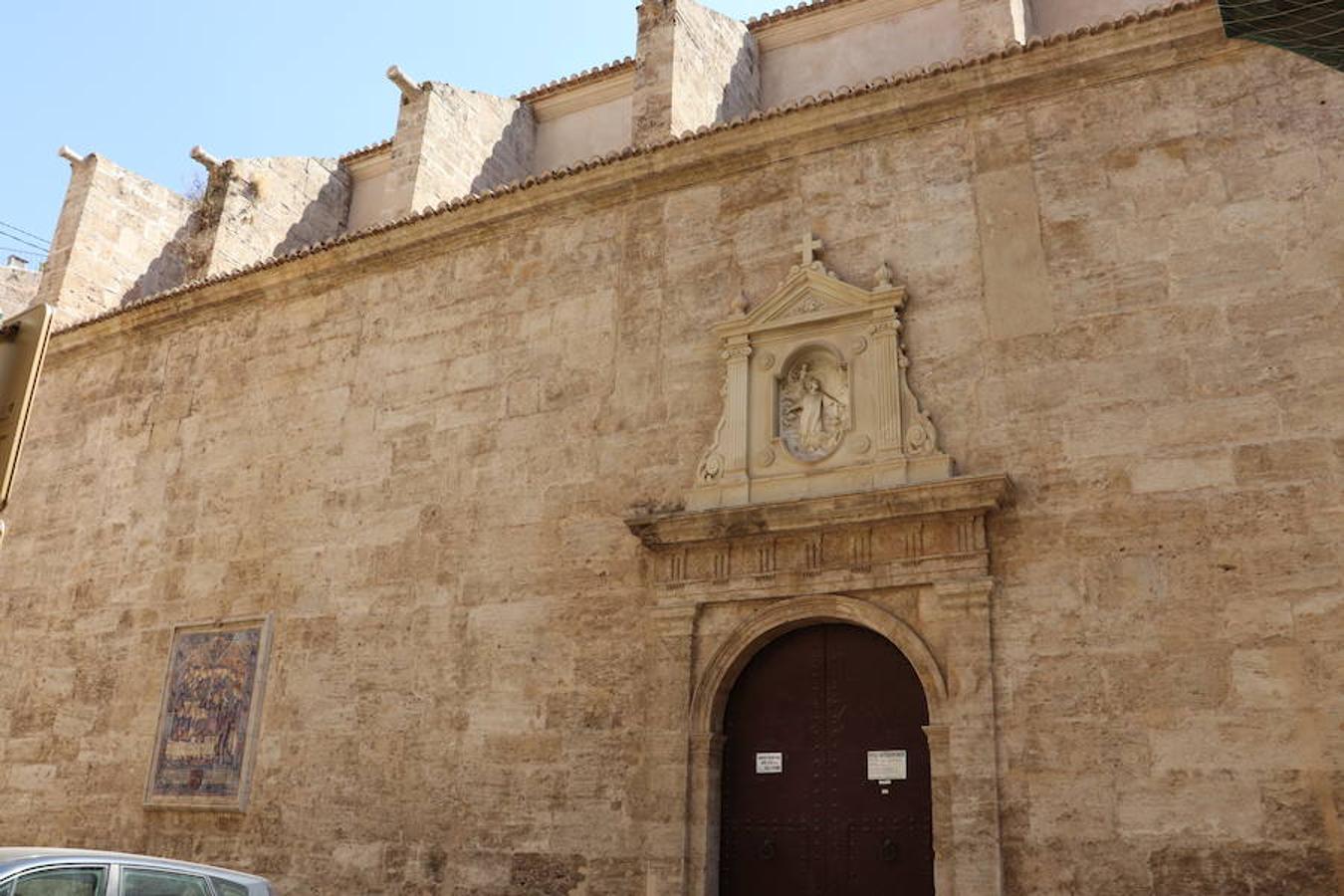 La ruta de San Vicente en Valencia continúa en la cercana parroquia de San Esteban, una de las primeras erigidas en Valencia tras la reconquista en el siglo XIII y donde se conserva la pila bautismal del santo, una gran taza de piedra jaspeada, 