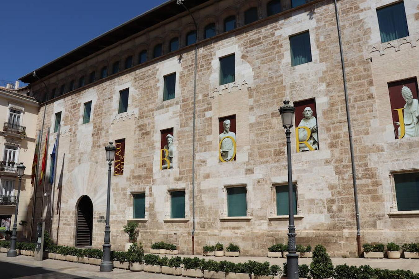 La ruta de San Vicente Ferrer en la ciudad continúa por la actual sede de las Cortes Valencianas, el Palacio de Benicarló, donde por su mediación y consejo nació en 1412 lo que sería el antecedente de la Universidad de Valencia, que finalmente se fundaría en 1499.