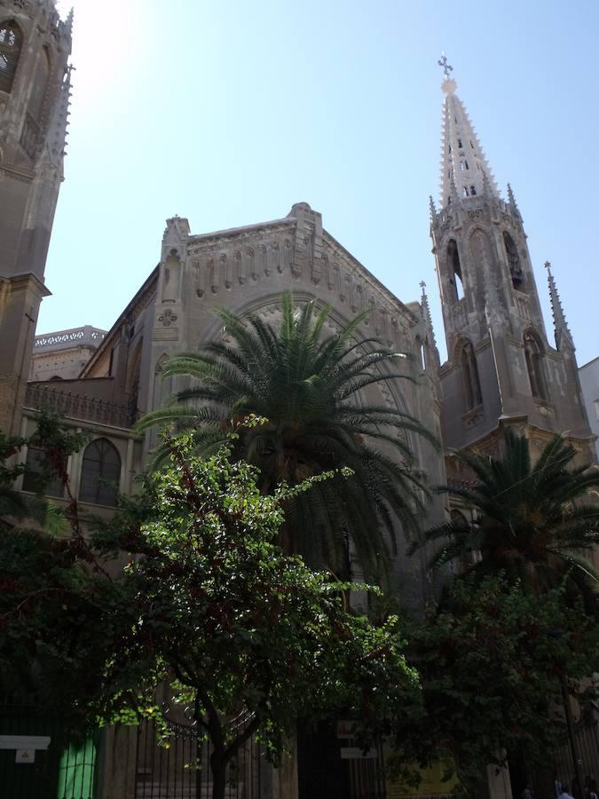 Finalmente, la ruta concluye con la Basílica de San Vicente Ferrer, templo neogótico de los Dominicos consagrado en 1921 tras completar su construcción en casi 20 años. Es de planta de cruz latina, tiene atrio, tres naves, crucero, cuatro capillas por lado y ábside con girola. Es Basílica Menor desde el 13 de julio de 1951, título honorífico concedido por el Papa Pío XII en reconocimiento de la significación histórica y espiritual de San Vicente Ferrer, patrón de la Comunidad Valenciana. La imagen de San Vicente que preside el altar mayor es obra de Carmelo Vicent y en la girola por la parte de atrás de las columnas sobre la que se yergue esta imagen, se puede venerar una pequeña reliquia del Santo. Junto a la Basílica, el actual colegio de los Dominicos San Vicente Ferrer donde reciben formación más de 1.200 alumnos de Educación Primaria, Secundaria y Bachillerato.