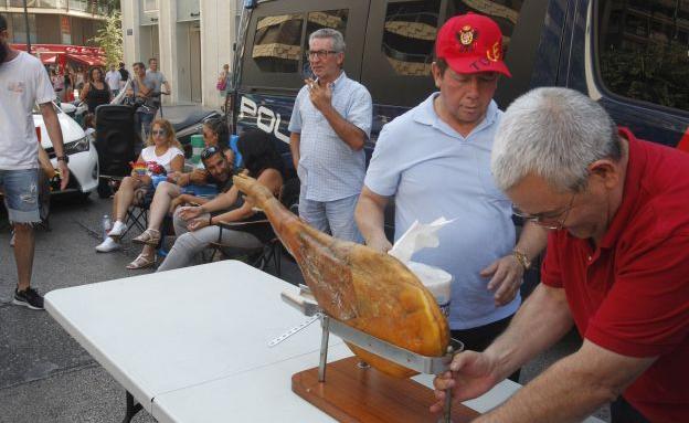 Tabaco, café y jamón: así viven los taxistas la huelga en la calle Colón de Valencia