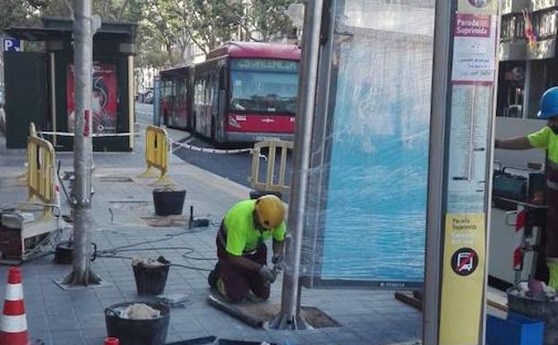 Instalación de una de las nuevas marquesinas.