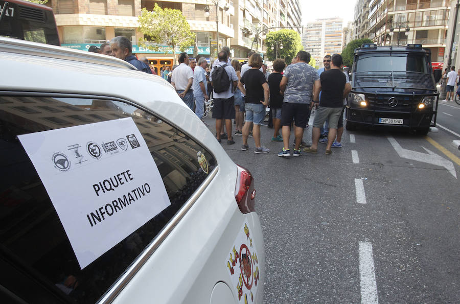 Fotos: Huelga de taxistas en Valencia - martes 31 de julio