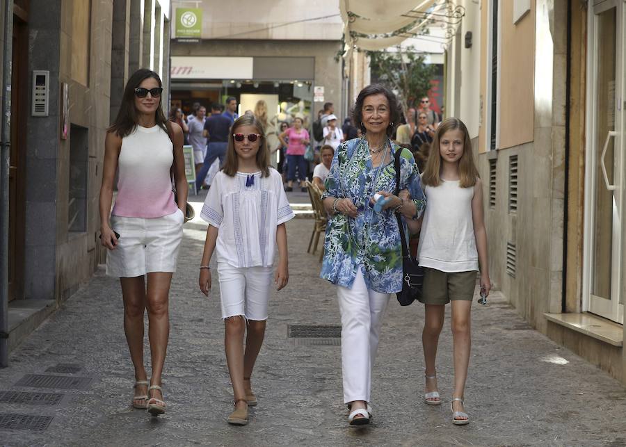 La reina Letizia y sus hijas, la princesa Leonor y la infanta Sofía, junto con doña Sofía, han salido juntas a dar un paseo y visitar el mercado de abastos L'Olivar, situado en el centro de Palma, donde han recorrido varios puestos de la lonja y se han parado en algunas pescaderías.