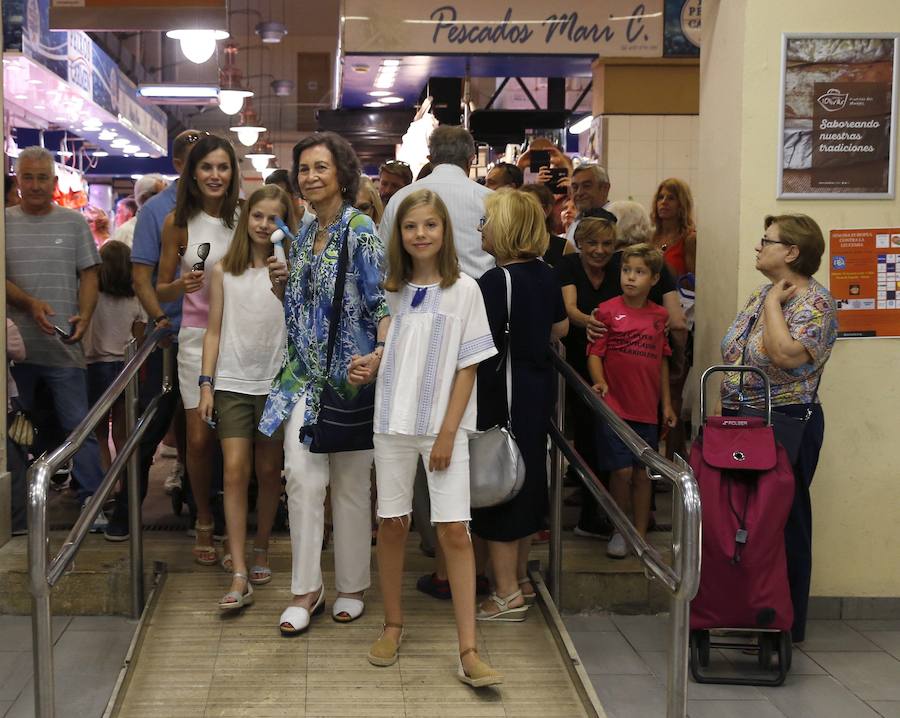 La reina Letizia y sus hijas, la princesa Leonor y la infanta Sofía, junto con doña Sofía, han salido juntas a dar un paseo y visitar el mercado de abastos L'Olivar, situado en el centro de Palma, donde han recorrido varios puestos de la lonja y se han parado en algunas pescaderías.